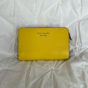 NWT Kate Spade Spencer compact wallet in color light bulb